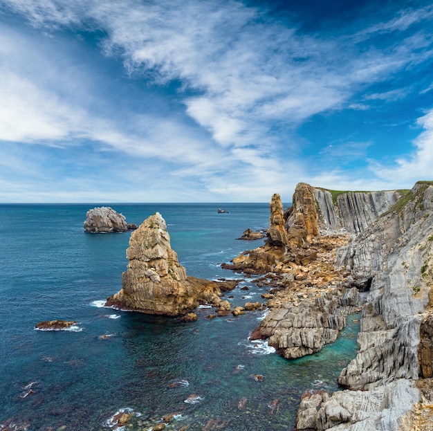 Paisagem do litoral da praia de Arnia