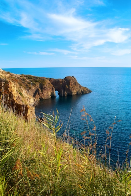 Paisagem do mar com gruta na rocha