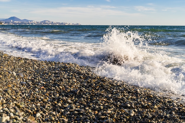 Paisagem do mar com praia e ondas, um dia ensolarado, o mar negro, rússia.