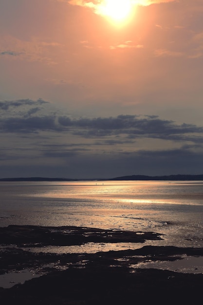 Paisagem do mar contra o pano de fundo do pôr do sol