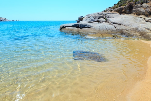 Paisagem do mar de verão com água transparente água-marinha e areia da praia de Agridia (Sithonia, Halkidiki, Grécia).