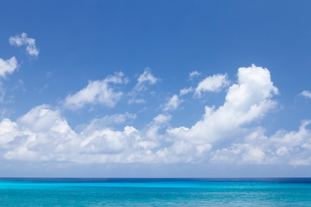 Paisagem do mar e céu com nuvens