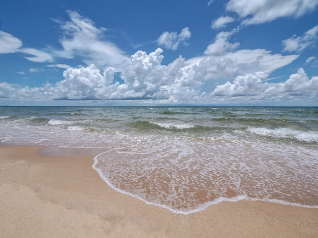 Paisagem do mar, mar tropical e lindo céu azul com nuvens, conceito de férias