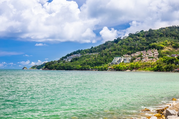 Paisagem do mar, o céu e a ilha com acomodações para relaxar na ilha em Phuket, Tailândia.