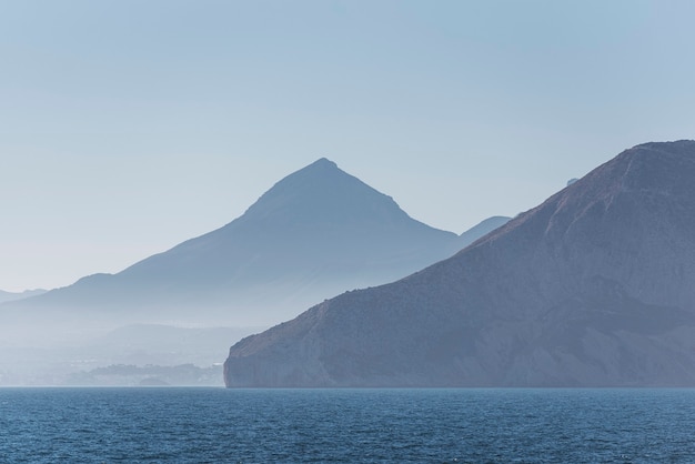 Paisagem do Mediterrâneo em um dia ensolarado na Costa Blanca, na Espanha