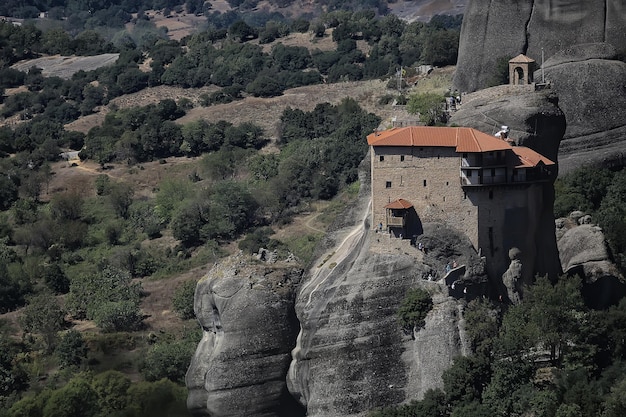 Paisagem do mosteiro de Meteora na Grécia, mosteiro ortodoxo nas montanhas, cristianismo, vista da fé