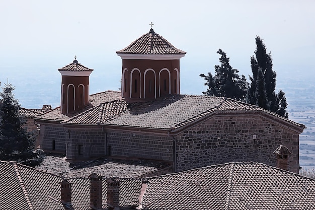 Paisagem do mosteiro de Meteora na Grécia, mosteiro ortodoxo nas montanhas, cristianismo, vista da fé