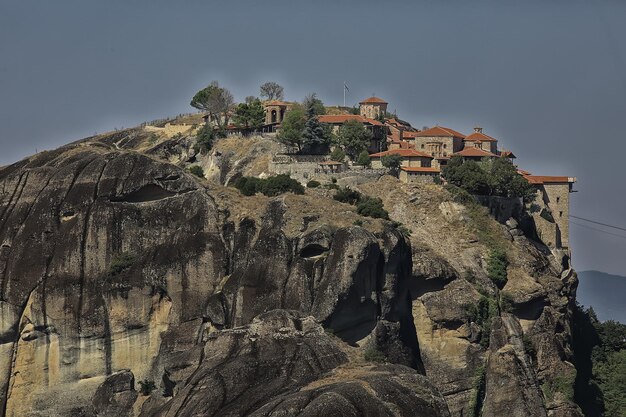 Paisagem do mosteiro de Meteora na Grécia, mosteiro ortodoxo nas montanhas, cristianismo, vista da fé