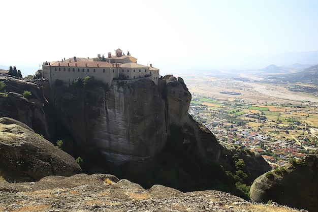 Paisagem do mosteiro de Meteora na Grécia, mosteiro ortodoxo nas montanhas, cristianismo, vista da fé