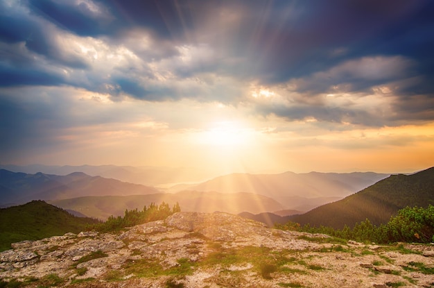 Paisagem do nascer do sol da montanha