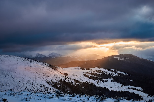 Paisagem do nascer do sol de inverno em montanhas nevadas