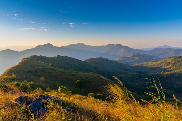 Paisagem do nascer do sol na montanha de doi pha phueng, nan, tailândia