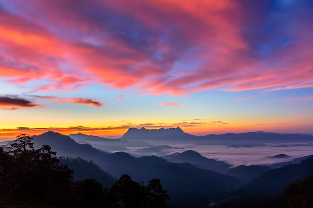 Paisagem do nascer do sol na montanha em doi luang chiang dao, tailândia chiangmai