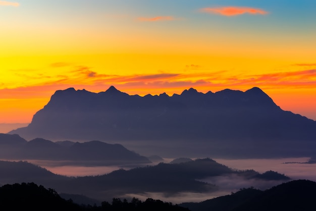 Paisagem do nascer do sol na montanha em Doi Luang Chiang Dao, Tailândia ChiangMai