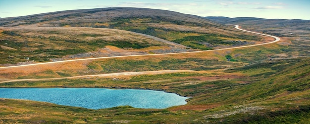 Paisagem do norte Lago em um vale de montanha Bela natureza dura da Noruega Mageroya island Bandeira horizontal