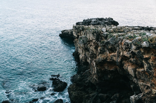 Paisagem do Oceano Atlântico e uma falésia na costa de Cascais