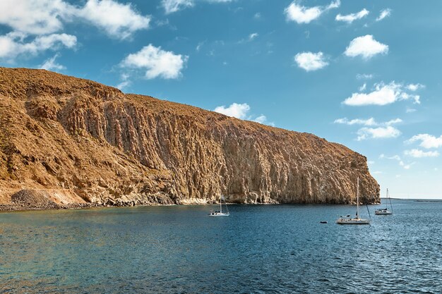 Paisagem do oceano e barcos à vela.