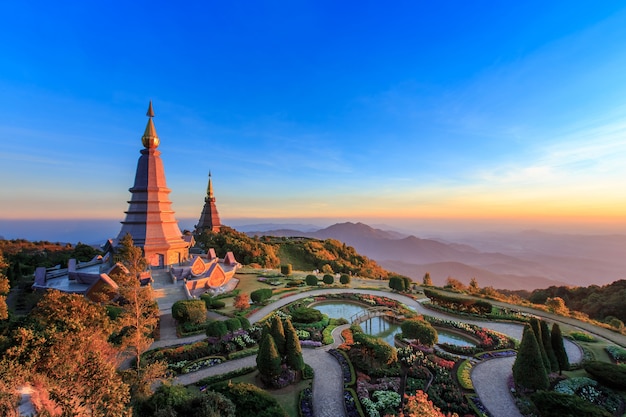 Paisagem do pagode dois grande na parte superior da montanha de Doi Inthanon, Chiang Mai Tailândia