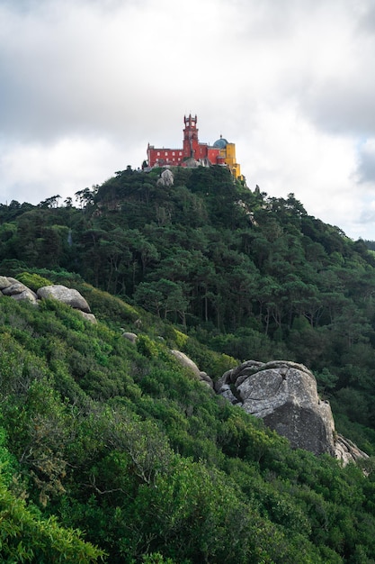 Paisagem do Palácio da Pena com floresta de Sintra Portual