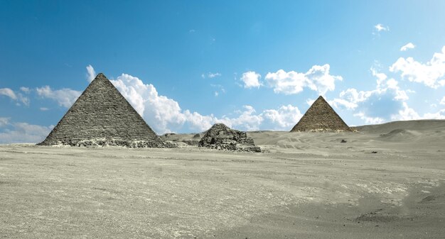 Paisagem do planalto de Gizé com complexo de pirâmides dos faraós egípcios