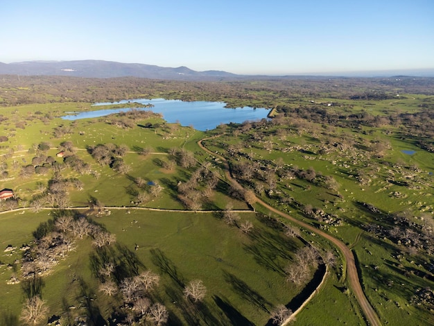 Paisagem do ponto de vista de um drone Drone voando sobre um pântano e a Extremadura dehesa em Malpartida de Plasencia ao fundo as montanhas do Valle del Jerte