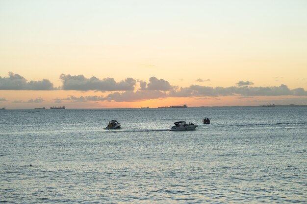 paisagem do pôr do sol com barcos e navios no fundo