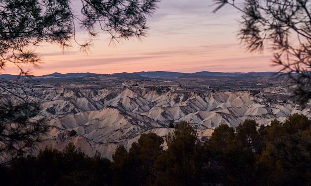 Paisagem do pôr do sol com montanhas áridas