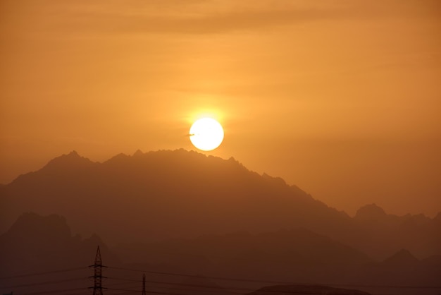 Paisagem do pôr do sol com picos de montanhas escuras no deserto egípcio