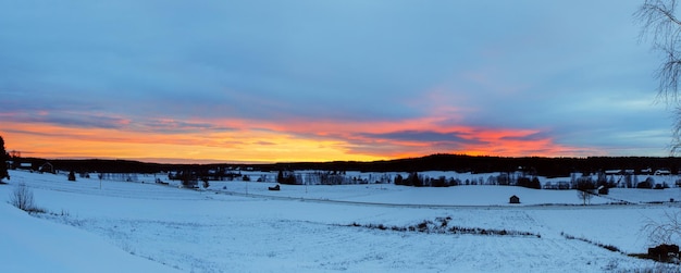 Paisagem do pôr do sol de inverno com céu dramático na Suécia, fundo de hipster sazonal escandinavo norte Vista panorâmica