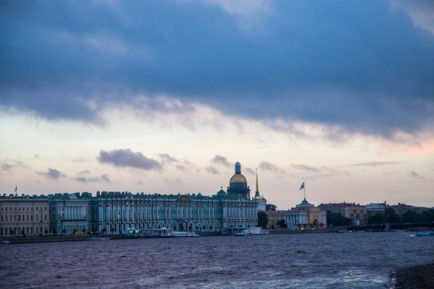 Paisagem do pôr do sol de verão em São Petersburgo, Rússia