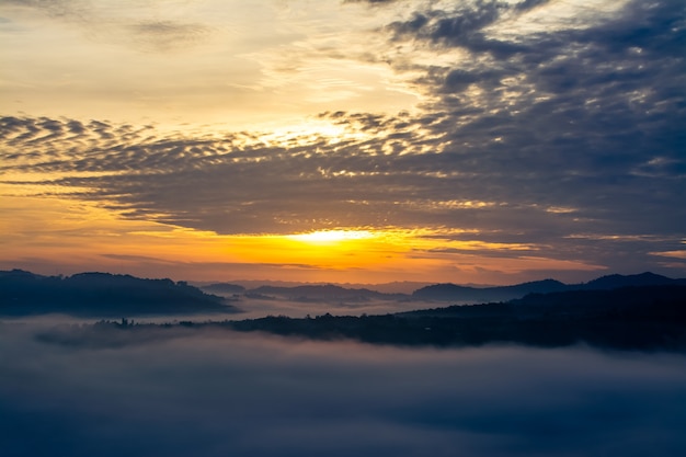 Paisagem do pôr do sol e mirante da montanha na província de Phetchabun, Tailândia