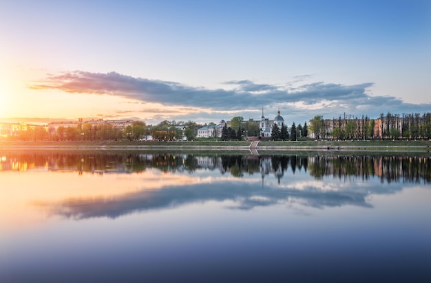 Paisagem do pôr do sol em Tver perto da igreja Volga e Voskresenskaya na costa