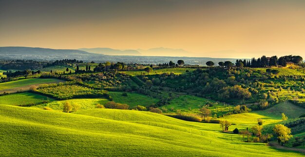 Paisagem do pôr-do-sol na Maremma Ilha de Elba no horizonte Toscana Itália