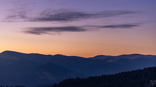 Paisagem do pôr do sol nas montanhas de Bucegi, Romênia