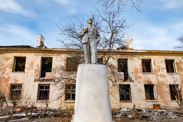 Paisagem do pós-guerra Edifício destruído Ruínas de guerra Cidade destruída após o bombardeio Cidade morta Edifícios bombardeados Edifícios de destroços Destruição da guerra