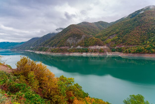 Paisagem do reservatório de Zhinvalskoe, Geórgia. Quarenta quilômetros ao norte de Tbilisi.