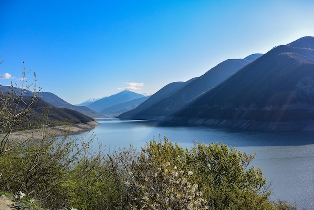 Paisagem do reservatório Zhinvali Lago paisagem com montanhas o Cáucaso principal