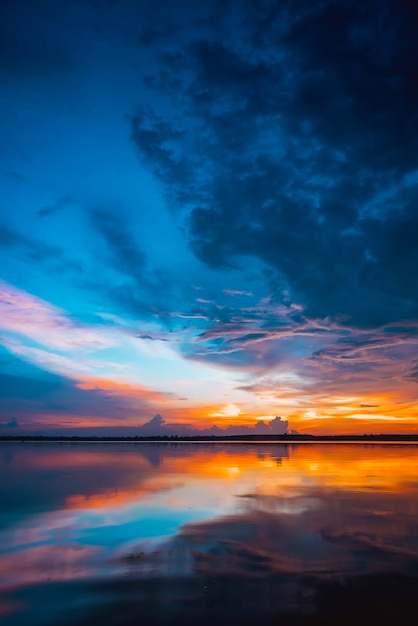 paisagem do rio com reflexo no crepúsculo