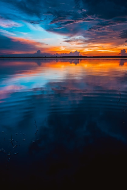 paisagem do rio com reflexo no crepúsculo