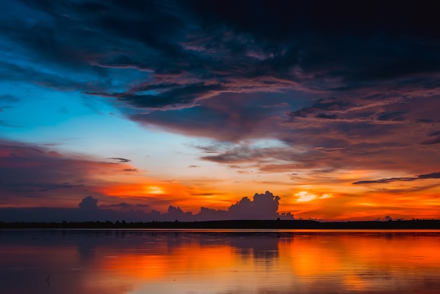 paisagem do rio com reflexo no crepúsculo