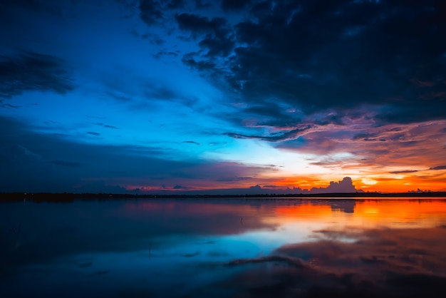 paisagem do rio com reflexo no crepúsculo