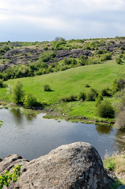 Paisagem do rio da zona rural no início da primavera.