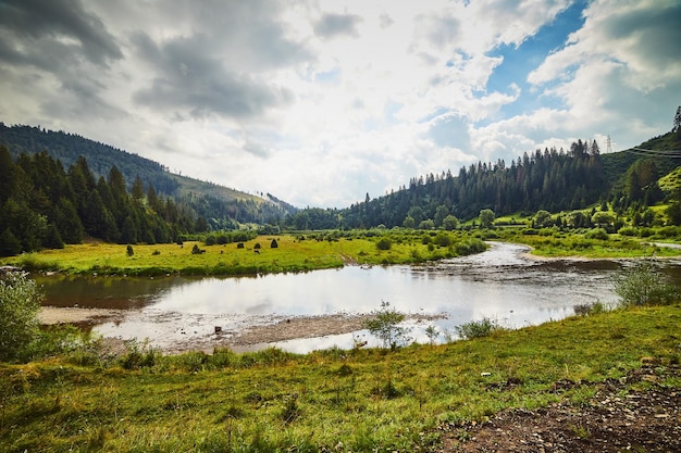 Paisagem do rio de montanha no fundo de viagens ao ar livre de verão Transcarpathia Zakarpattia Ucrânia