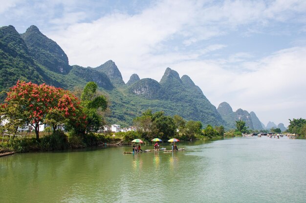 Foto paisagem do rio guilin li e montanhas cársticas localizadas em yangshuo