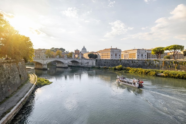Paisagem do rio Tibre com barco na manhã ensolarada em Roma