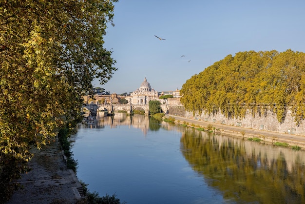 Paisagem do rio tibre na manhã ensolarada em roma