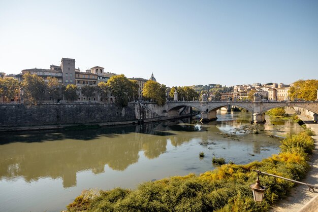 Paisagem do rio tibre no dia ensolarado de outono em roma