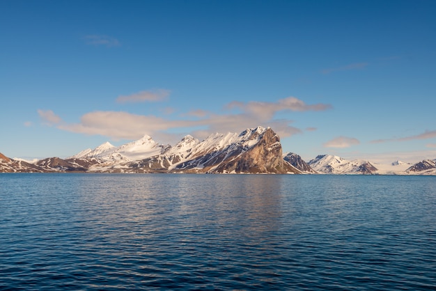 Paisagem do Ártico com iluminação bonita em Svalbard