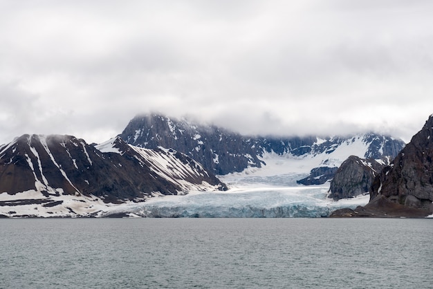 Paisagem do Ártico em Svalbard com geleira