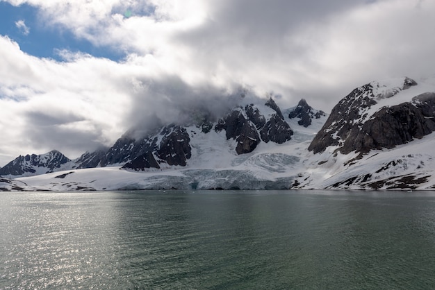 Paisagem do Ártico em Svalbard com geleira